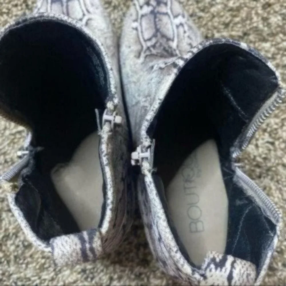 Boutique by Corky's Tombstone Snakeskin Animal Print Ankle Bootie Size 9 Womens